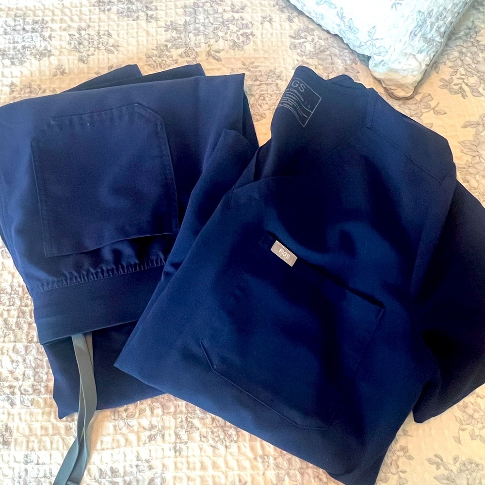 Figs women’s scrubs. Size petite large. Gently used without damage